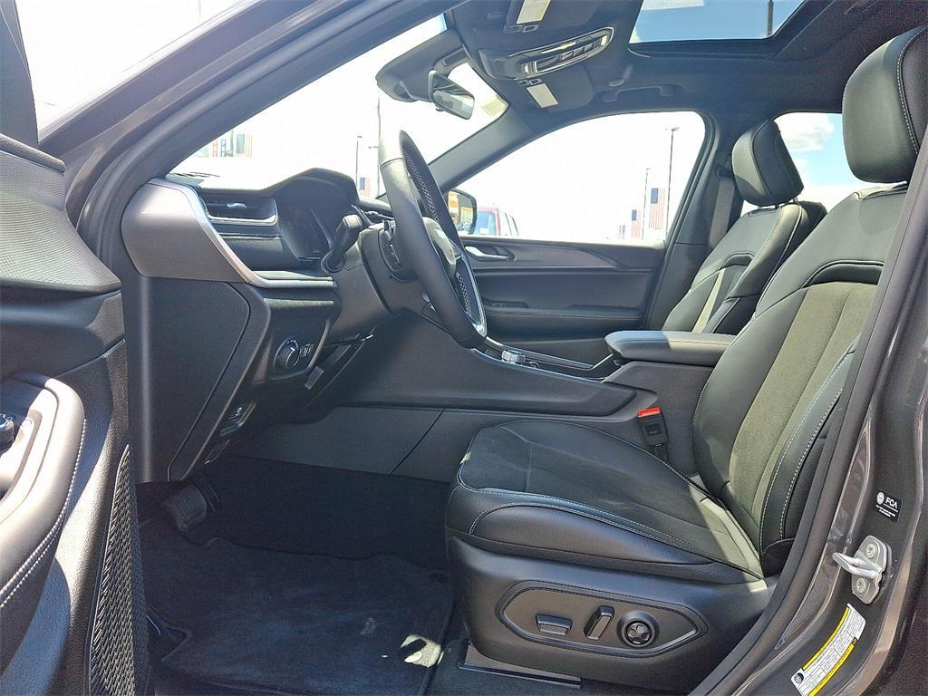new 2025 Jeep Grand Cherokee car, priced at $46,730