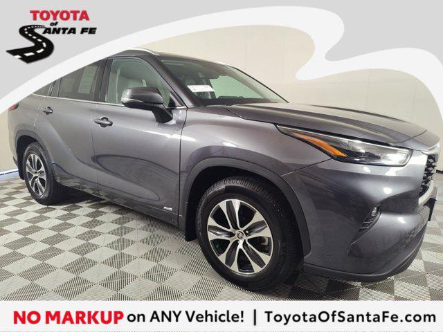 used 2022 Toyota Highlander Hybrid car, priced at $47,999