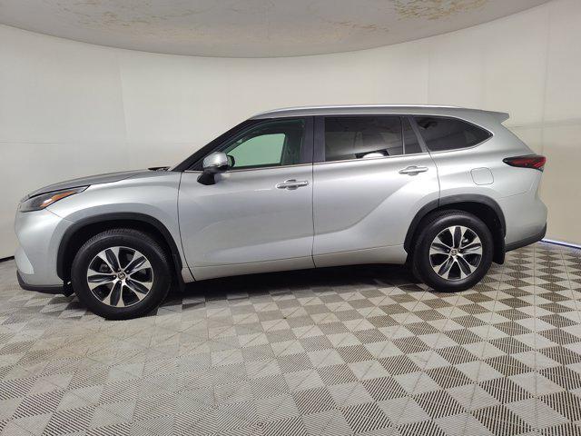 used 2025 Toyota Highlander car, priced at $45,999