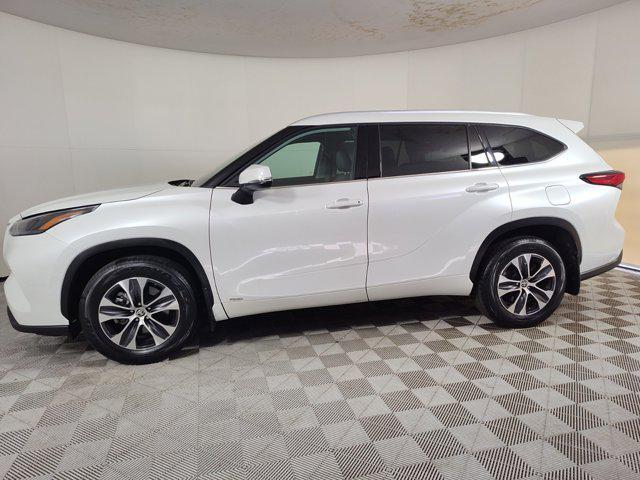 used 2022 Toyota Highlander Hybrid car, priced at $35,000