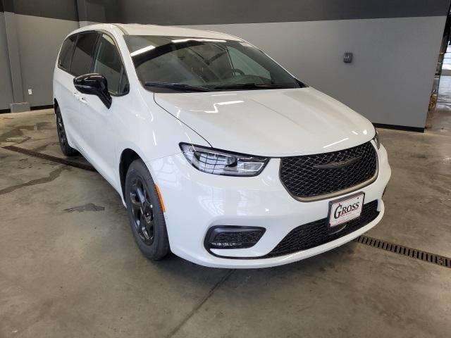 new 2024 Chrysler Pacifica Hybrid car, priced at $54,158