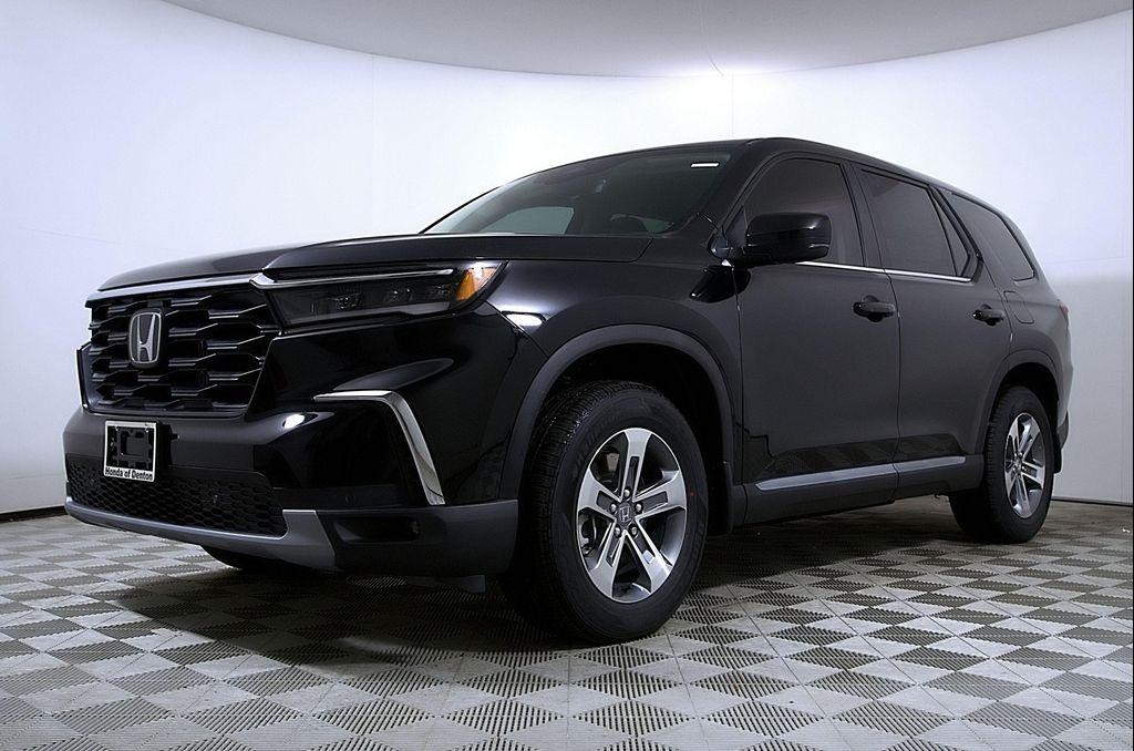 new 2025 Honda Pilot car, priced at $45,680