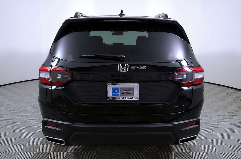 new 2025 Honda Pilot car, priced at $51,699