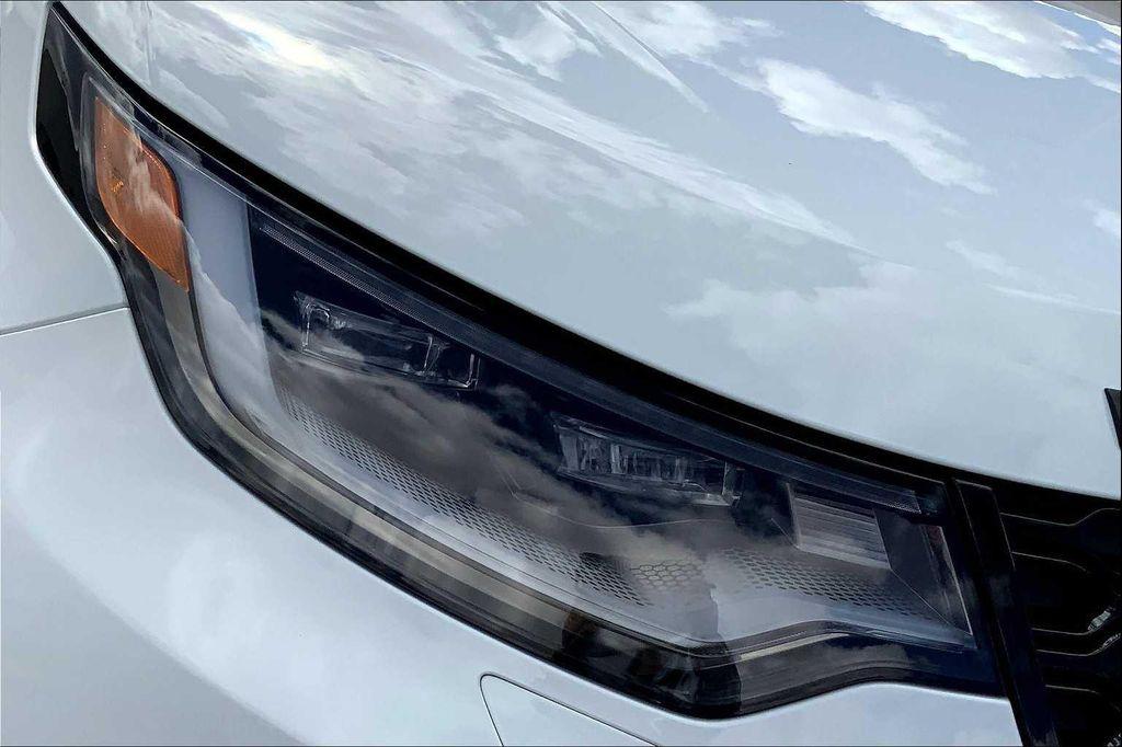 new 2025 Land Rover Discovery car, priced at $77,928