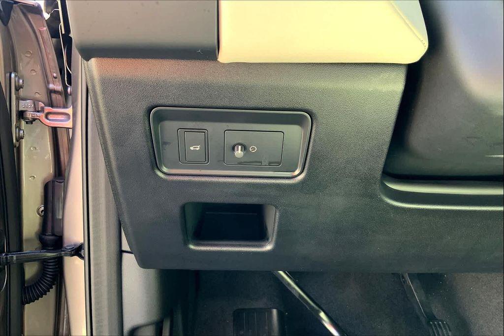 new 2025 Land Rover Discovery car, priced at $68,593