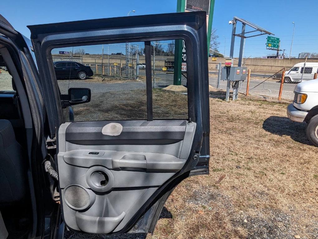 used 2006 Jeep Commander car, priced at $2,600