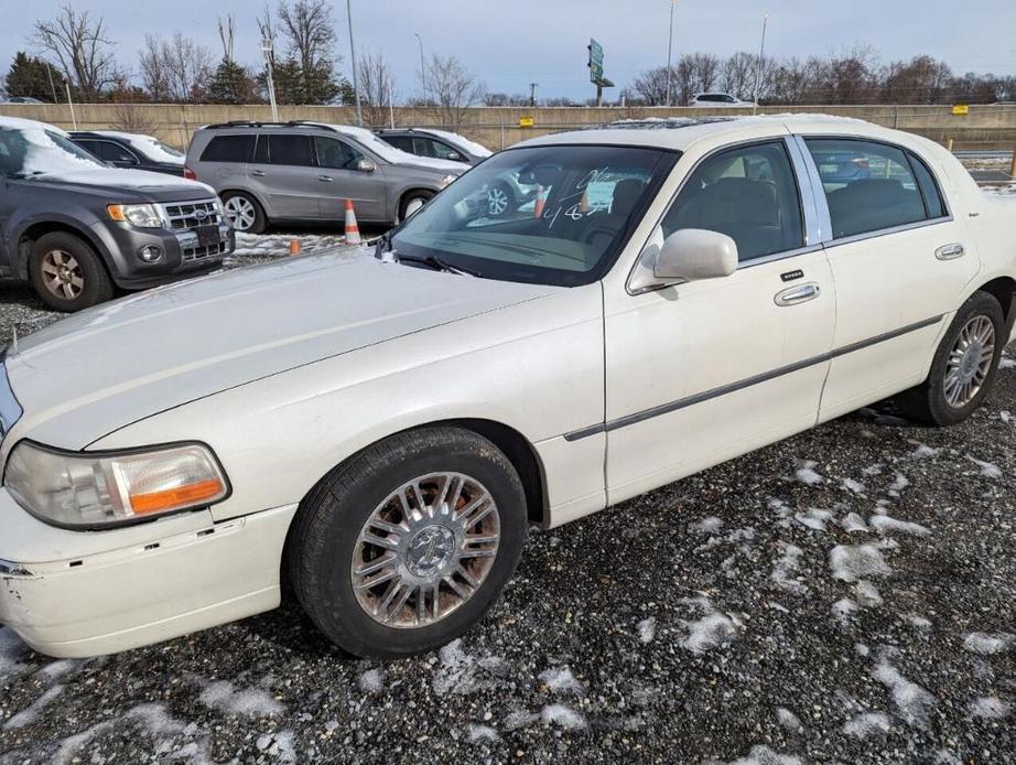 used 2006 Lincoln Town Car car, priced at $3,300