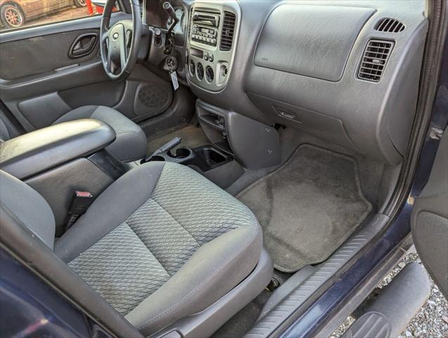 used 2004 Ford Escape car, priced at $3,300