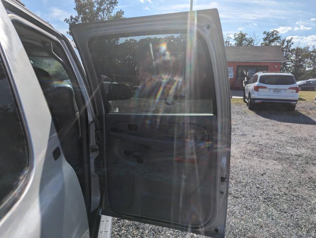 used 2006 Chevrolet Suburban car, priced at $2,700