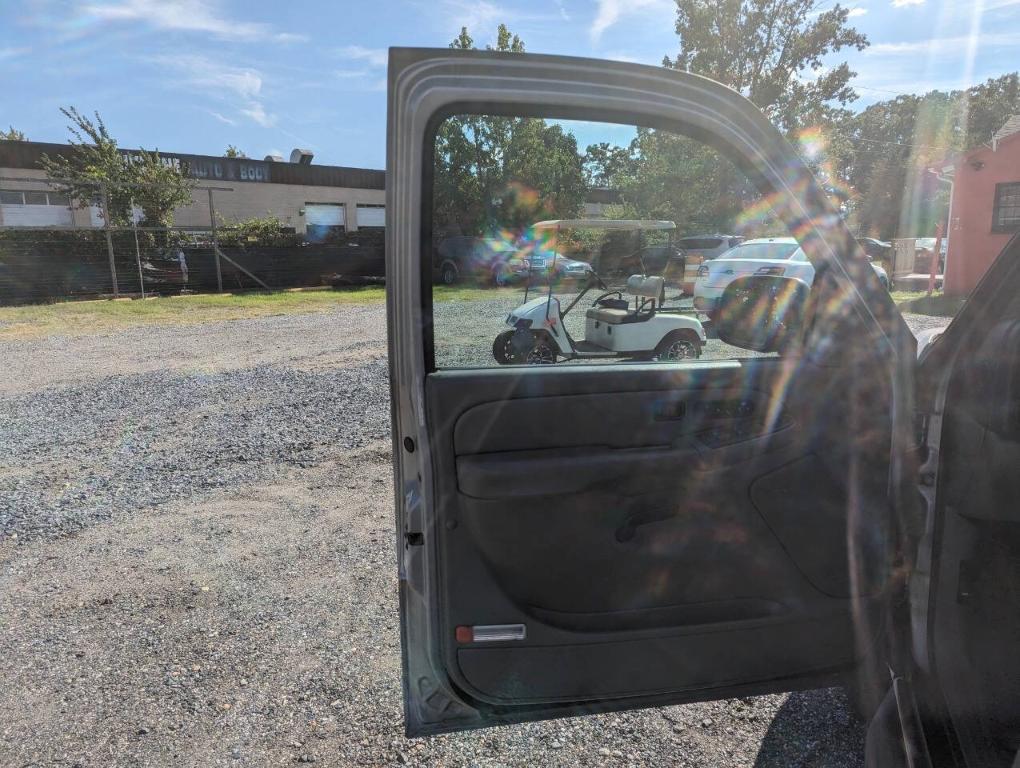 used 2006 Chevrolet Suburban car, priced at $2,700