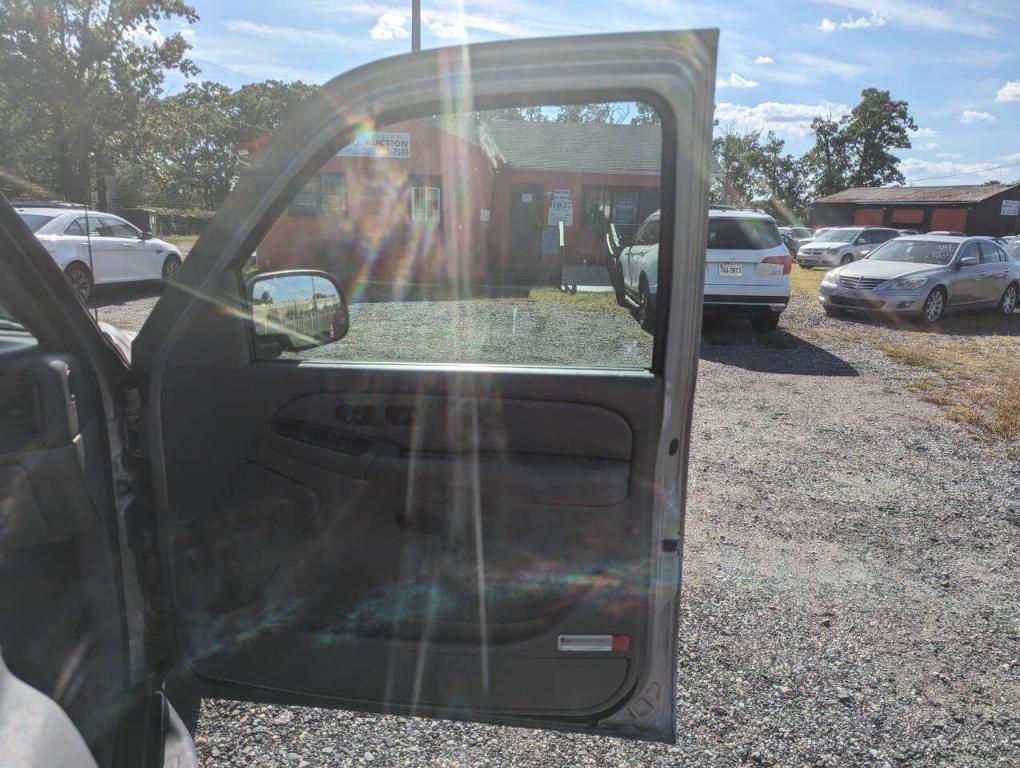 used 2006 Chevrolet Suburban car, priced at $2,700