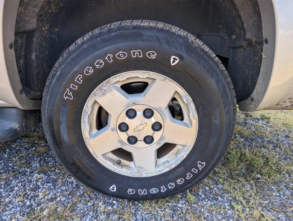 used 2006 Chevrolet Suburban car, priced at $2,700