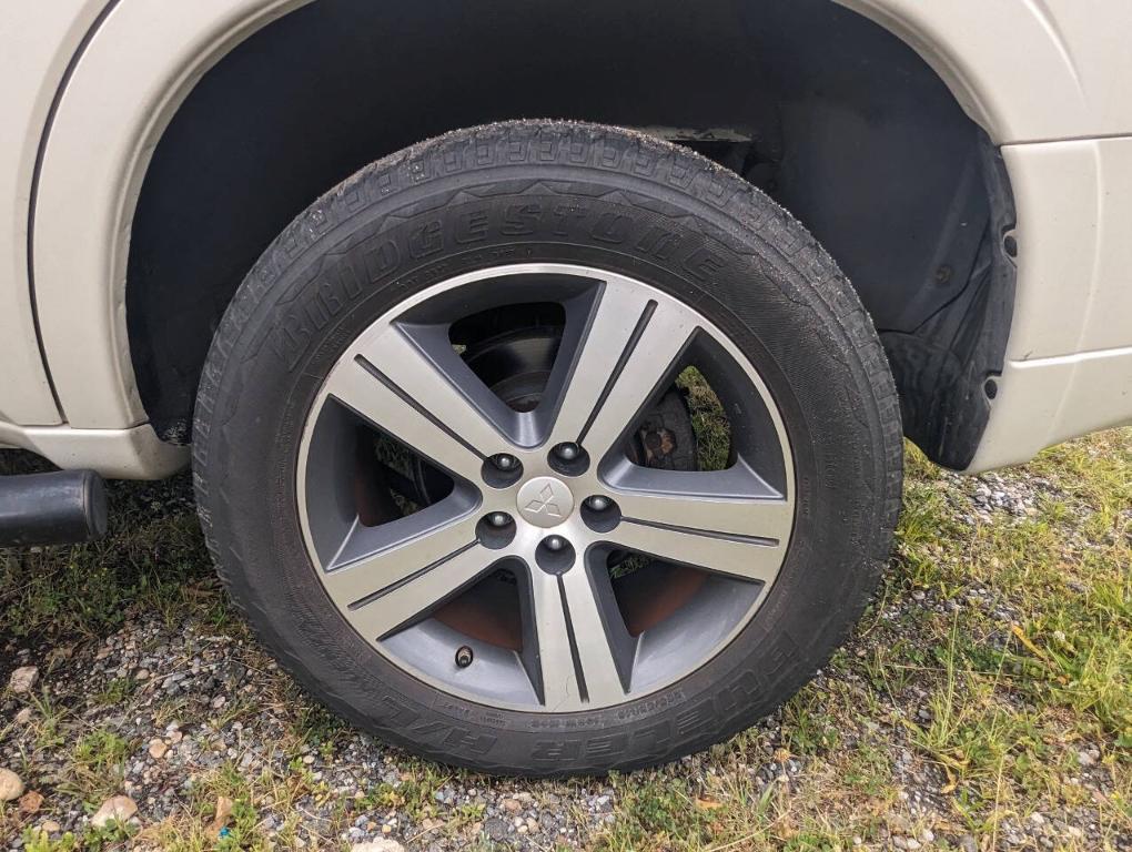 used 2010 Mitsubishi Endeavor car, priced at $3,400