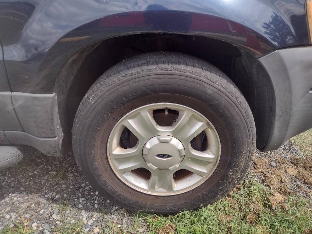 used 2004 Ford Escape car, priced at $3,300