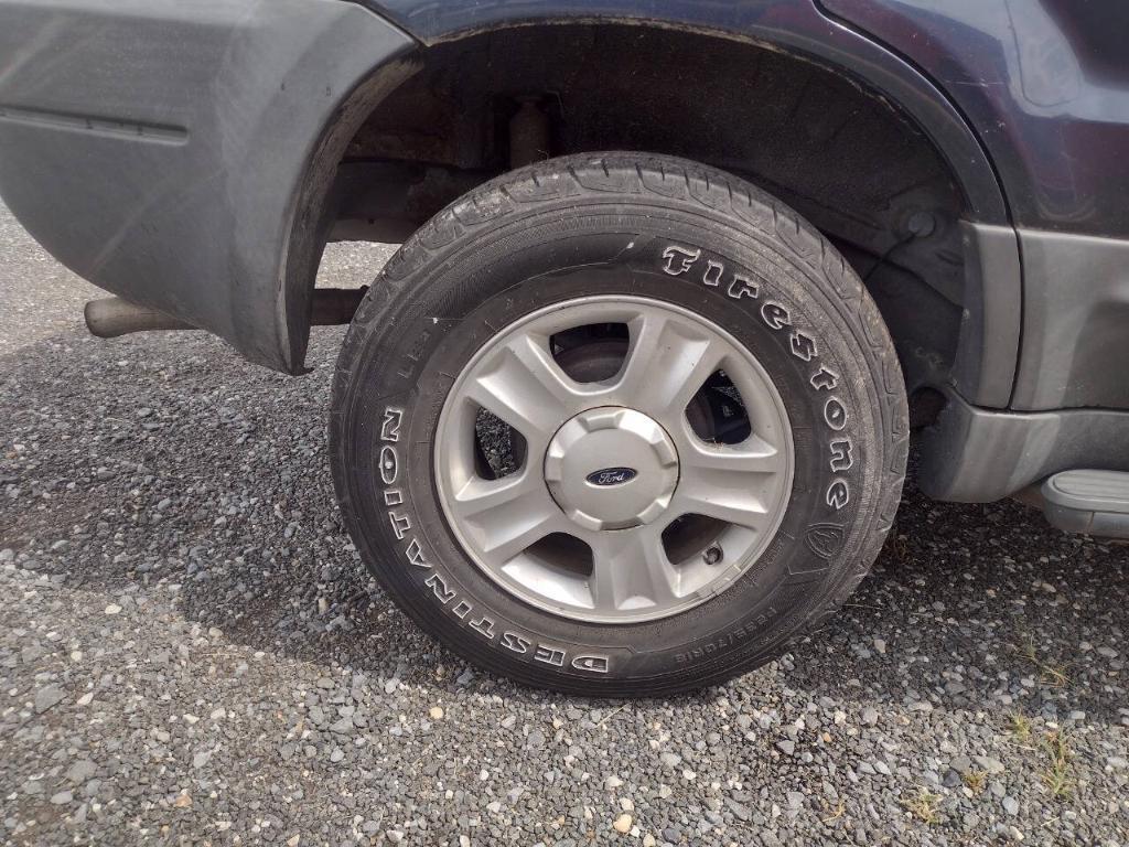 used 2004 Ford Escape car, priced at $3,300