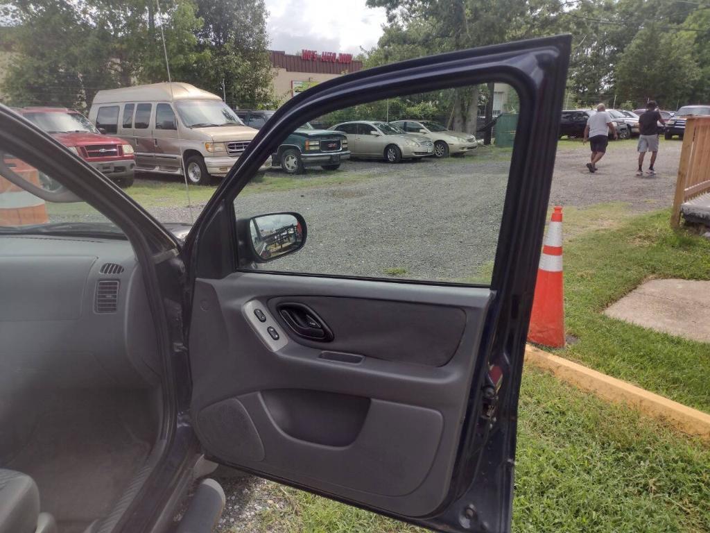 used 2004 Ford Escape car, priced at $3,300
