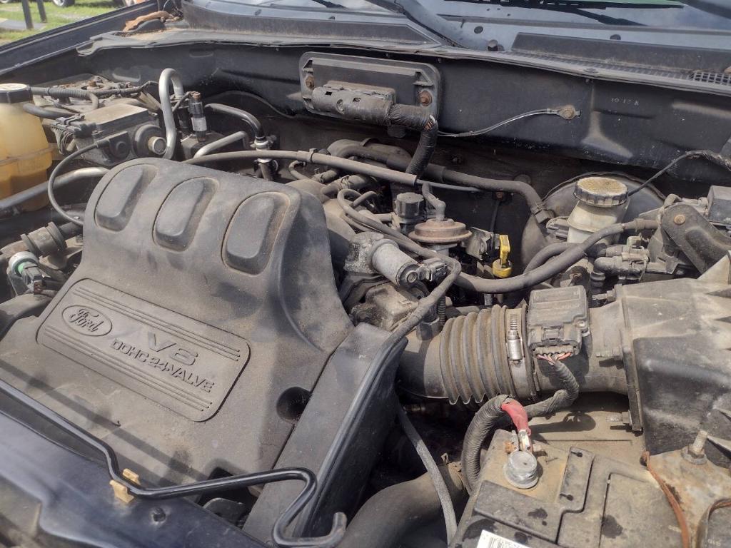 used 2004 Ford Escape car, priced at $3,300