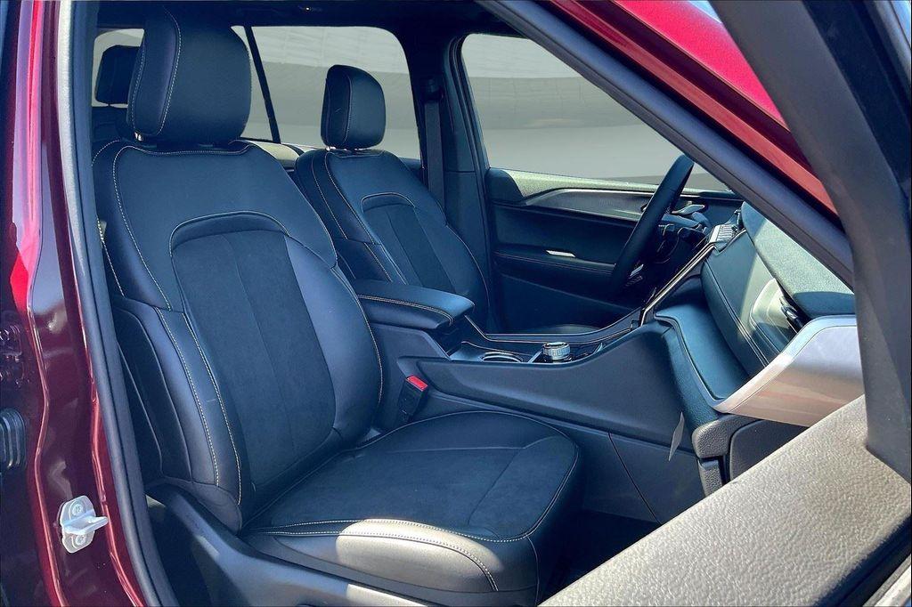 new 2025 Jeep Grand Cherokee car, priced at $40,502