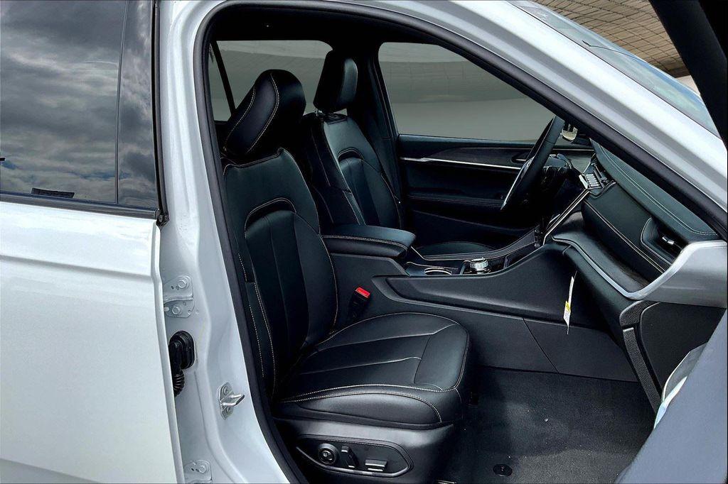 new 2025 Jeep Grand Cherokee car, priced at $50,410
