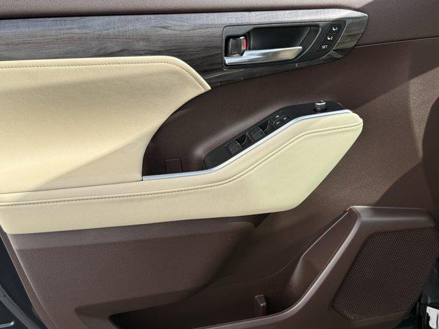 used 2021 Toyota Highlander car, priced at $34,999