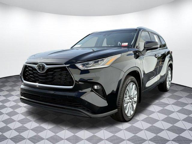 used 2021 Toyota Highlander car, priced at $34,999