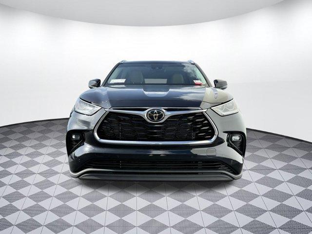 used 2021 Toyota Highlander car, priced at $34,999