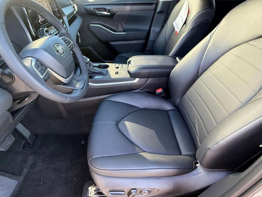 new 2025 Toyota Highlander Hybrid car, priced at $49,822