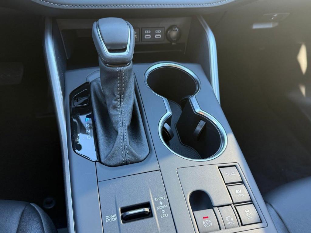 new 2025 Toyota Highlander Hybrid car, priced at $49,822