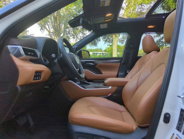 used 2022 Toyota Highlander Hybrid car, priced at $43,999
