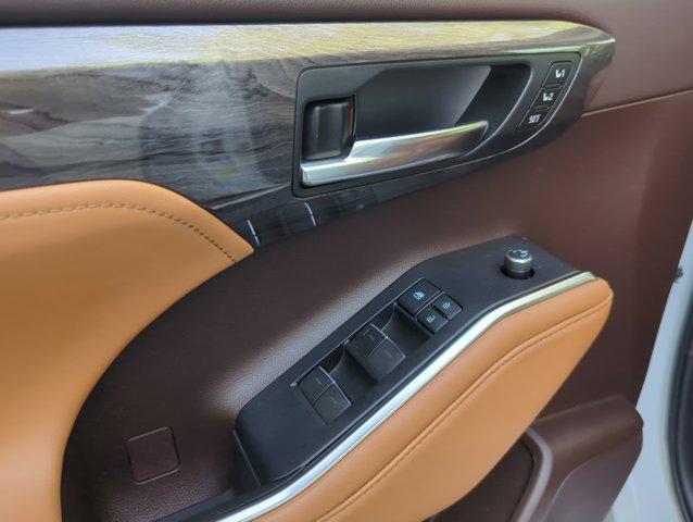 used 2022 Toyota Highlander Hybrid car, priced at $43,999