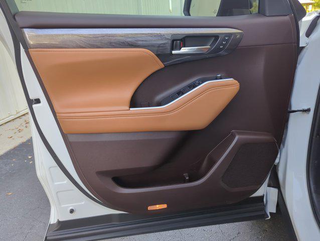 used 2022 Toyota Highlander Hybrid car, priced at $43,999