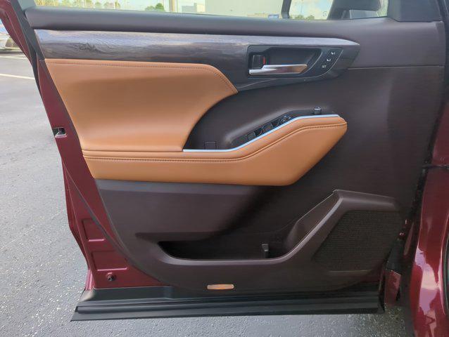 used 2021 Toyota Highlander car, priced at $29,996