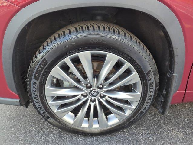 used 2021 Toyota Highlander car, priced at $31,998