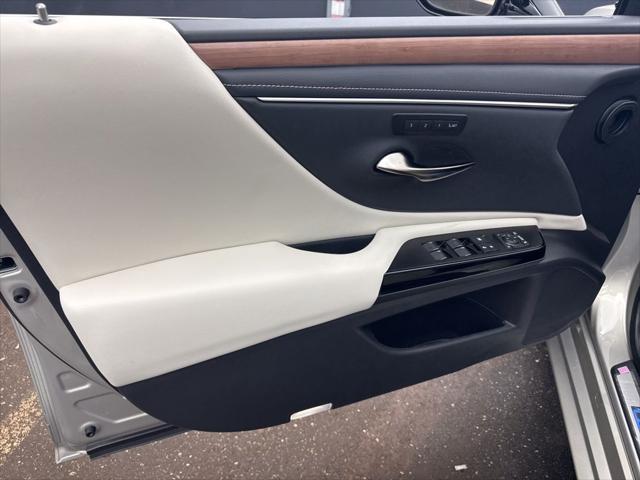 new 2025 Lexus ES 300h car, priced at $54,275