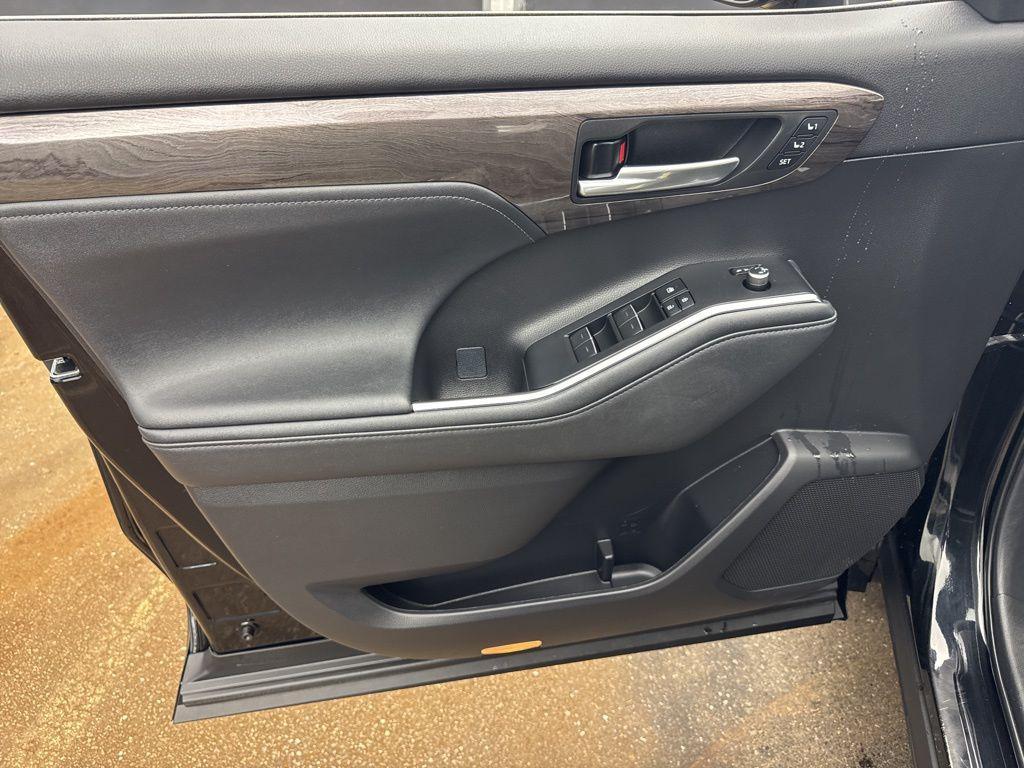 used 2023 Toyota Highlander car, priced at $38,784