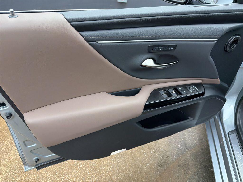 new 2025 Lexus ES 300h car, priced at $49,924