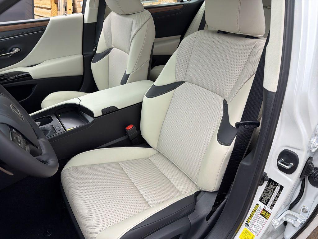 new 2025 Lexus ES 350 car, priced at $50,385