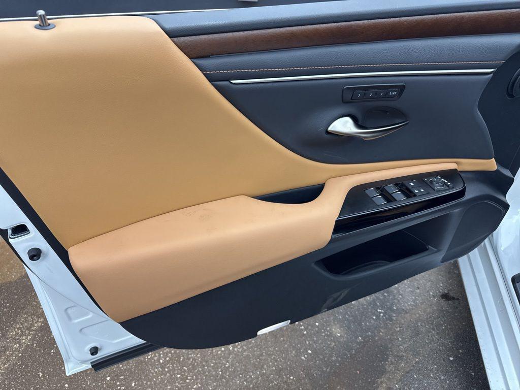 new 2025 Lexus ES 300h car, priced at $54,839