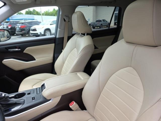 used 2022 Toyota Highlander car, priced at $34,998