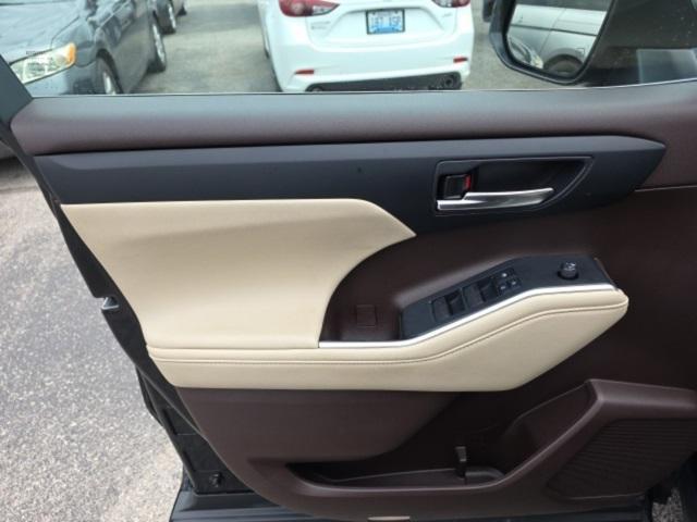 used 2022 Toyota Highlander car, priced at $34,998