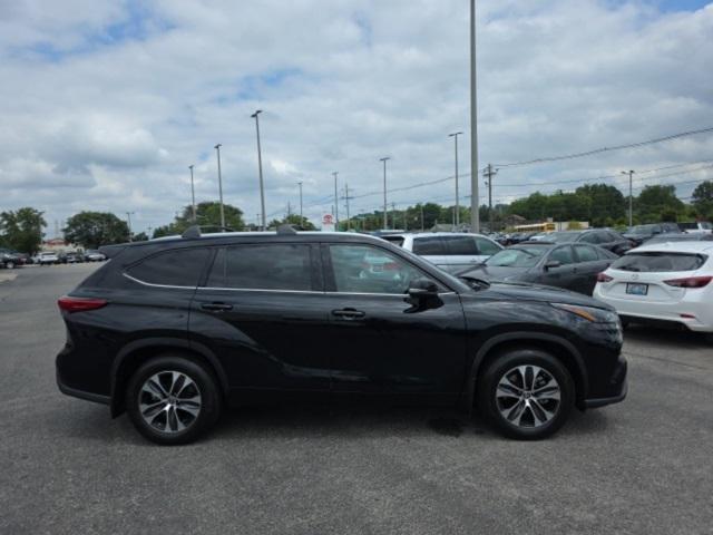 used 2022 Toyota Highlander car, priced at $34,998