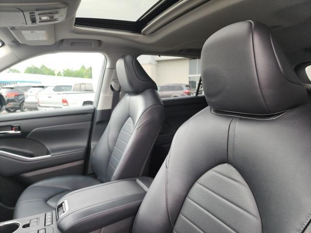 used 2022 Toyota Highlander car, priced at $38,788