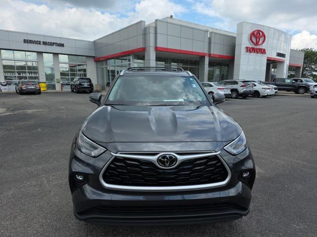 used 2022 Toyota Highlander car, priced at $37,998