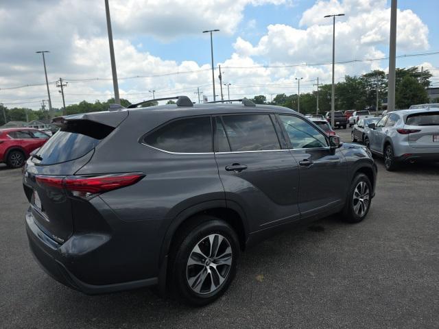 used 2022 Toyota Highlander car, priced at $37,998
