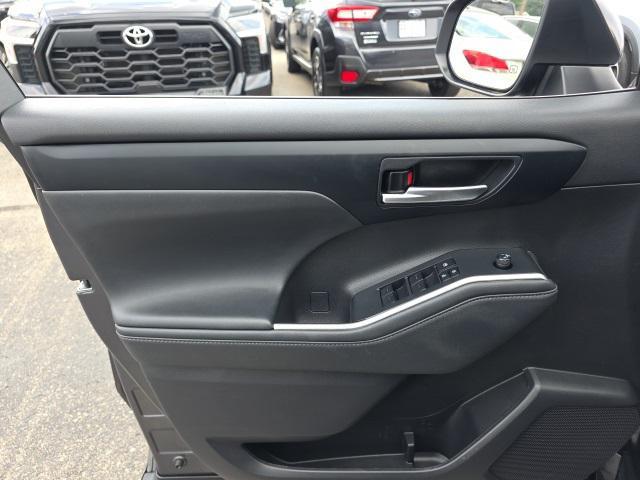 used 2022 Toyota Highlander car, priced at $37,998
