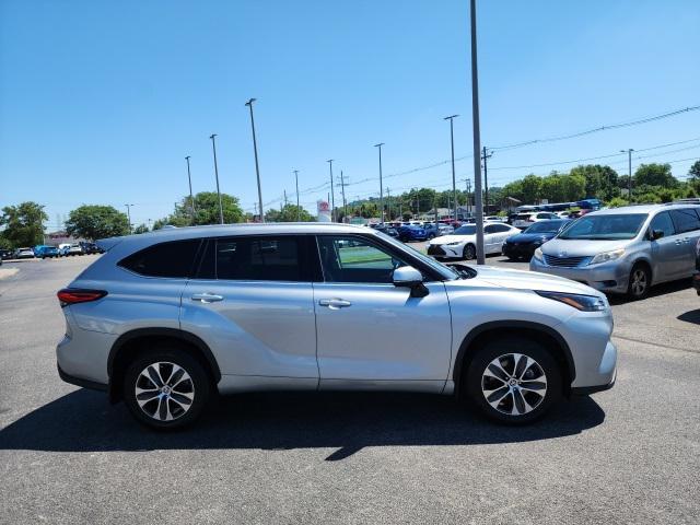 used 2022 Toyota Highlander car, priced at $35,998