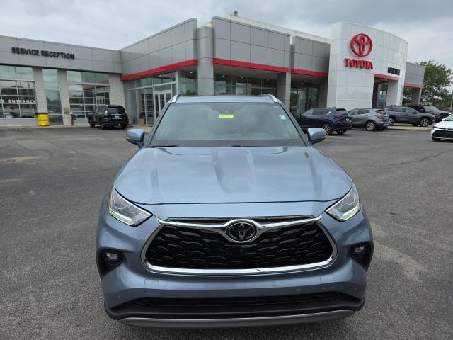 used 2021 Toyota Highlander car, priced at $39,998
