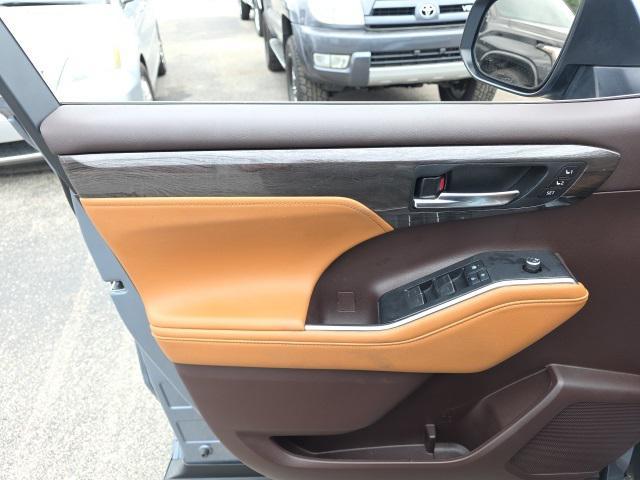 used 2021 Toyota Highlander car, priced at $39,998