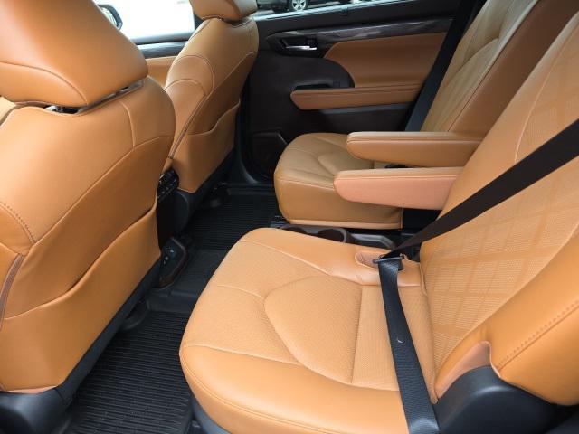 used 2021 Toyota Highlander car, priced at $39,998