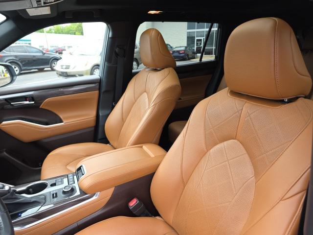 used 2021 Toyota Highlander car, priced at $39,998